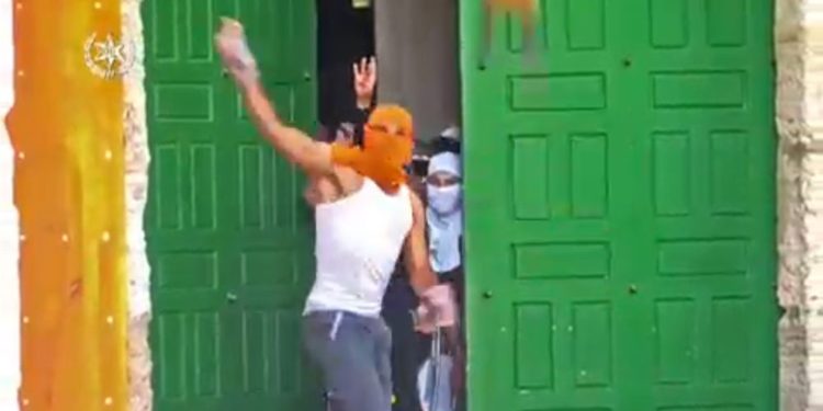 Palestinos atacan a turistas desde la mezquita Al-Aqsa en el Monte del Templo