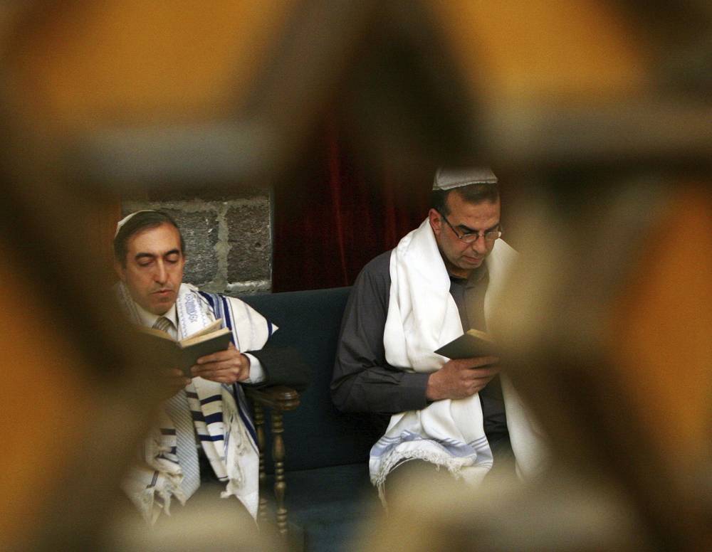 En esta foto de archivo del 20 de abril de 2008, judíos sirios celebran la Pascua en la sinagoga al-Firenj en el centro de Damasco, Siria. (AP Photo / Bassem Tellawi, Archivo)