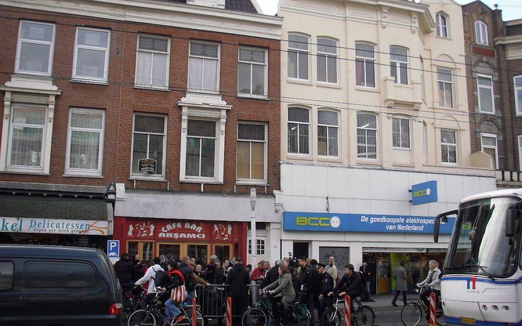 Personas que conmemoran el asesinato de Theo van Gogh en Amsterdam en el quinto aniversario del ataque en 2009. (Steven Lek / Wikimedia Commons / via JTA)