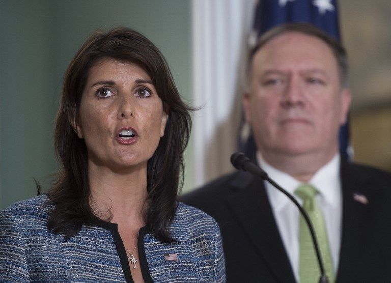 El Secretario de Estado de los EE. UU., Mike Pompeo, observa a la Embajadora de los Estados Unidos ante las Naciones Unidas, Nikki Haley, en el Departamento de Estado de los Estados Unidos en Washington DC el 19 de junio de 2018. (AFP Photo / Andrew Caballero-Reynolds)