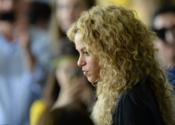 Promotores de Shakira retiran collar que se asemeja a símbolo nazi