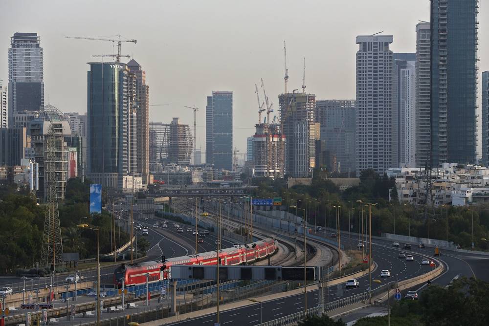 Los rascacielos alinean el horizonte de Tel Aviv, Israel, el 18 de abril de 2018 (AP Photo / Oded Balilty)