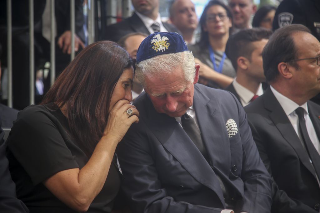 El Príncipe Carlos y la Ministra de Cultura de Israel Miri Regev en el funeral de Estado del ex presidente Shimon Peres en el monte Herzl, en Jerusalén, el 30 de septiembre. A la derecha está el presidente francés Francois Hollande (Marc Israel Sellem / POOL)