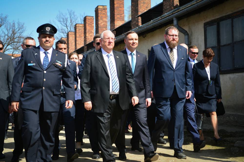 El presidente Reuven Rivlin, del centro, y el comisionado de policía de Israel Roni Alsheich, a la izquierda, participan en la Marcha de los Vivos en Auschwitz-Birkenau en Polonia, mientras Israel celebra el Día de Recordación del Holocausto, el 12 de abril de 2018. (Yossi Zeliger / Flash 90)