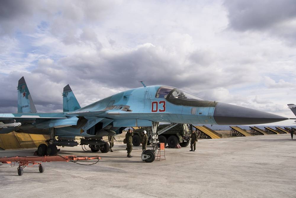 Un técnico de la fuerza aérea rusa informa a un piloto que un bombardero Su-34 está listo para una misión de combate en la base aérea de Hemeimeem en Siria el 20 de enero de 2016. (AP Photo / Vladimir Isachenkov)