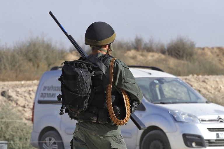 Esta foto tomada desde el kibutz israelí del sur de Nahal Oz cerca de la frontera con la Franja de Gaza muestra a un soldado israelí de pie con un rifle destinado a disparar a las cometas el 8 de junio de 2018. (AFP PHOTO / JACK GUEZ)