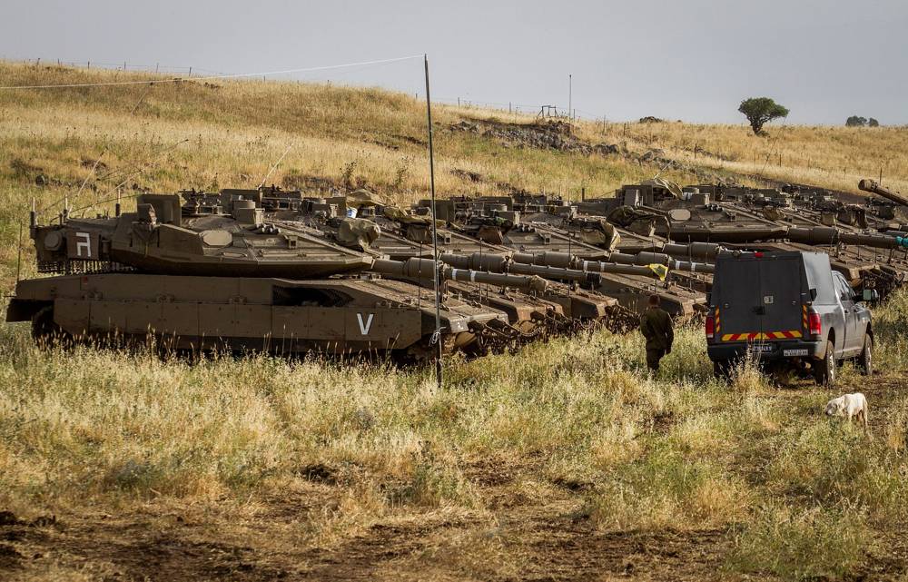 Soldados israelíes, vistos junto a tanques cerca de la frontera sirio-israelí en los Altos del Golán el 10 de mayo de 2018. (Basilea Awidat / Flash 90)