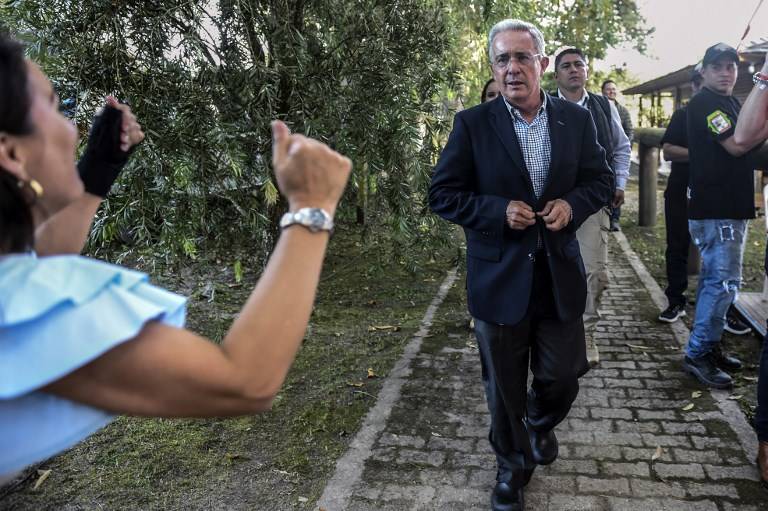 El ex presidente y senador Álvaro Uribe es felicitado por sus partidarios, después de que Ivan Duque, de su Partido del Centro Democrático, ganara la presidencia, en su casa en Rionegro, departamento de Antioquia, en Colombia el 17 de junio de 2018. (AFP / JOAQUIN SARMIENTO)