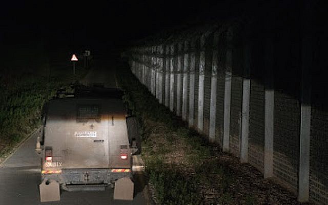 Los tractores cargan suministros humanitarios de las FDI en un camión que se envía a los refugiados sirios en campamentos de campaña en el suroeste de Siria, el 28 de junio de 2018 en los Altos del Golán. (Unidad del Portavoz de las FDI)