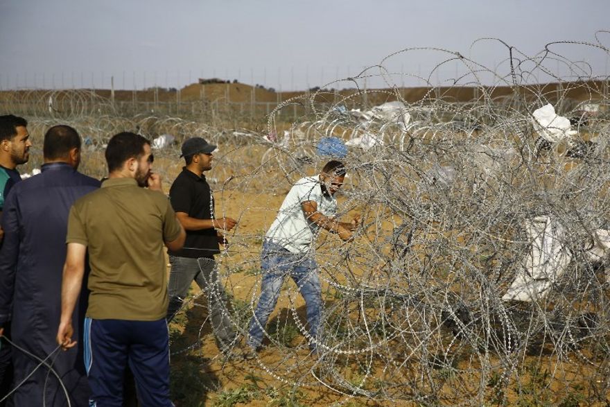 El ministro de Defensa Avigdor Liberman se reúne con oficiales de las FDI cerca de la frontera con Gaza el 12 de junio de 2018. (Ariel Hermoni / Ministerio de Defensa)