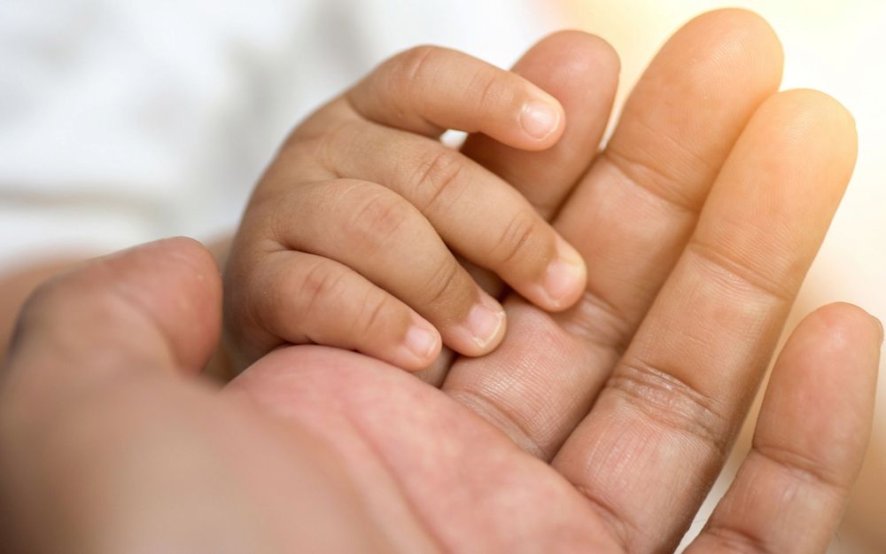 Imagen ilustrativa de una madre y un bebé tomados de la mano (boonchai wedmakawand; iStock de Getty Images)