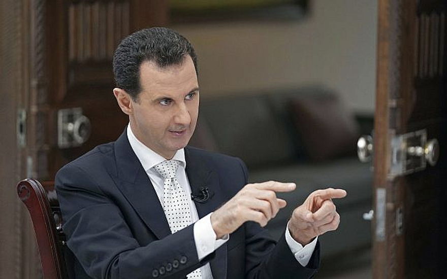 El presidente sirio Bashar Assad habla durante una entrevista con el periódico griego Kathimerini, en Damasco, Siria, en esta foto publicada el 10 de mayo de 2018. (SANA vía AP)