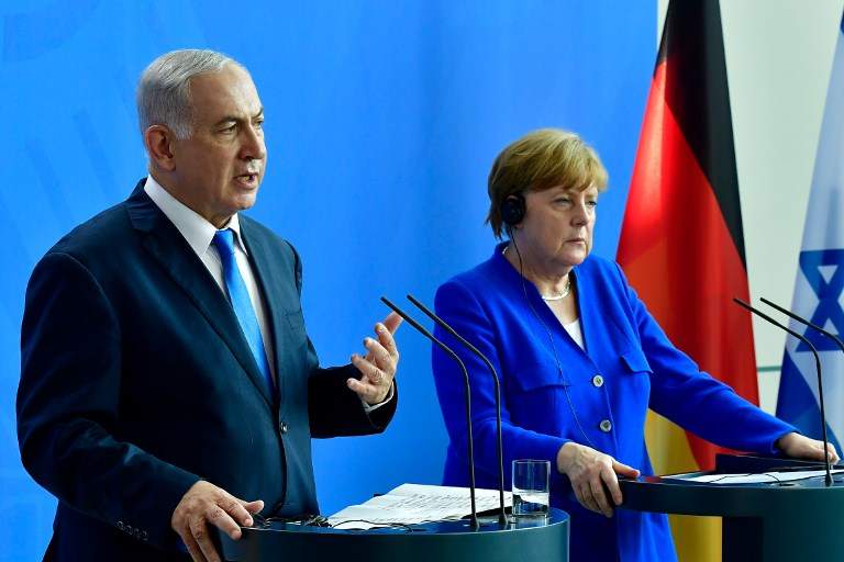 La canciller alemana Angela Merkel y el primer ministro de Israel Benjamin Netanyahu pronuncian una conferencia de prensa después de una reunión en la Cancillería de Berlín el 4 de junio de 2018. (AFP PHOTO / Tobias SCHWARZ)