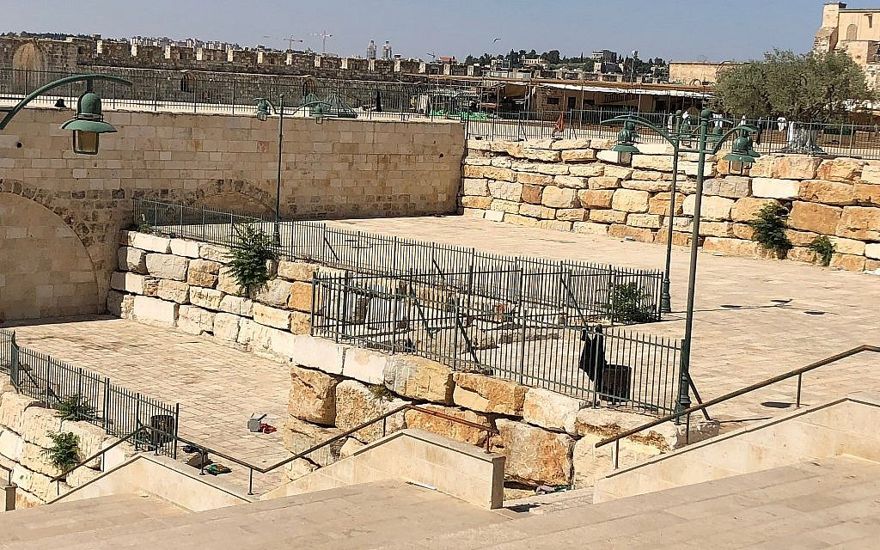 La plaza al lado de la mezquita subterránea de los establos de Salomón. Estas terrazas, dijo Zachi Dvira, se formaron a través de excavaciones ilegales y la eliminación de más de 9,000 toneladas de tierra. (Amanda Borschel-Dan / Times of Israel)La plaza al lado de la mezquita subterránea de los establos de Salomón. Estas terrazas, dijo Zachi Dvira, se formaron a través de excavaciones ilegales y la eliminación de más de 9,000 toneladas de tierra. (Amanda Borschel-Dan / Times of Israel)
