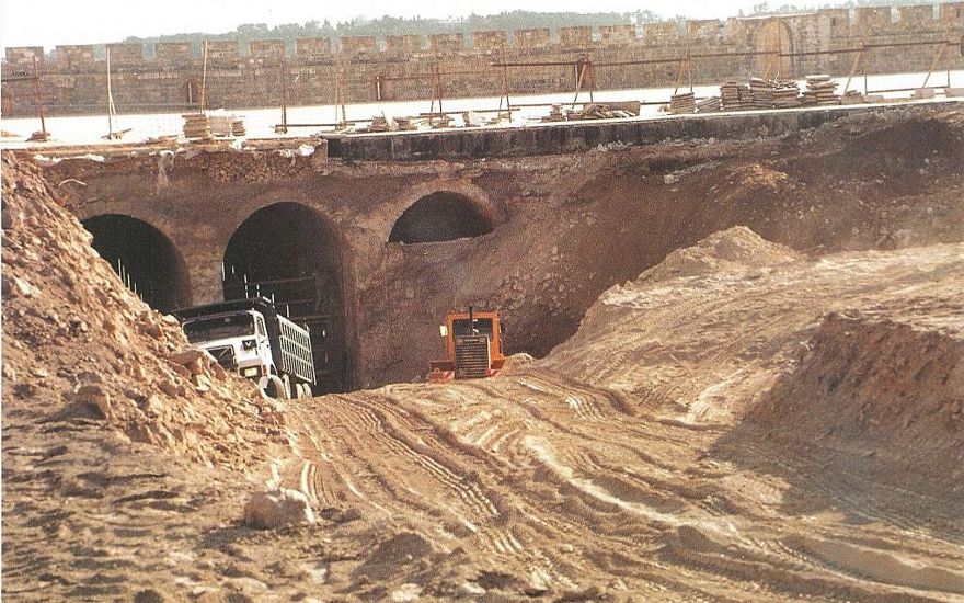 Rescatar los artefactos descartados durante la renovación no supervisada de 1999 de los Establos de Salomón del Monte del Templo (en la foto) fue la génesis del Proyecto de Tamizado del Monte del Templo. (Temple Mount Sifting Project)