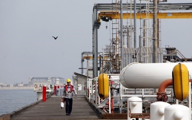 Esta foto, tomada el 12 de marzo de 2017, muestra a un trabajador iraní caminando por la plataforma de la instalación petrolera en la isla Khark, en la costa del Golfo. (AFP PHOTO / ATTA KENAR)