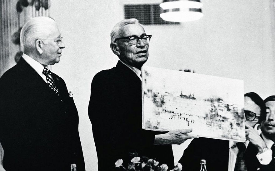 Herbert W. Armstrong (izquierda) y el Prof. Benjamin Mazar presentan las excavaciones de Jerusalén al embajador japonés. (cortesía)