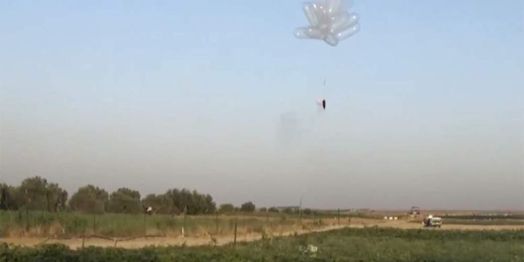 Islamistas de Gaza pasaron de cometas a globos incendiarios contra el sur de Israel