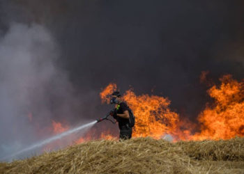 Cometas incendiarias de Gaza llegan a Israel provocando incendios