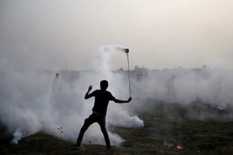 Un islamista manifestante palestino en una manifestación violenta a lo largo de la frontera entre Israel y la Franja de Gaza, al este de la ciudad de Gaza, el 25 de mayo de 2018. (AFP / Mohammed Abed)