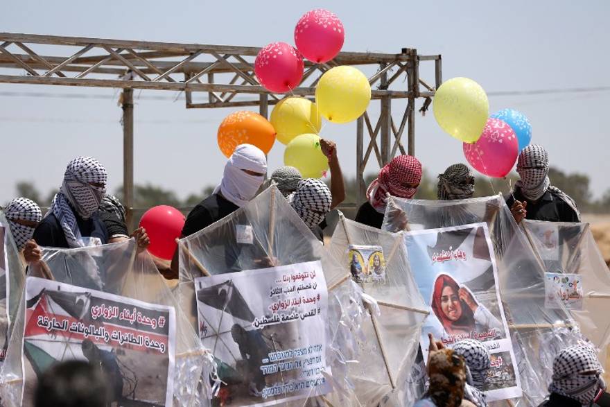 Avión israelí dispara contra islamistas que preparaban globos incendiarios