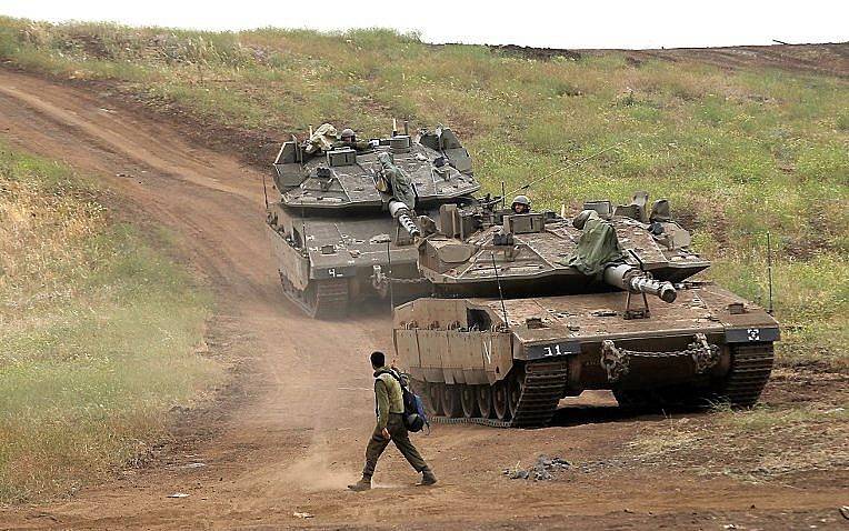 Un soldado israelí junto a los tanques Merkava Mark IV en los Altos del Golán durante un ejercicio militar el 7 de mayo de 2018. (AFP PHOTO / JALAA MAREY)