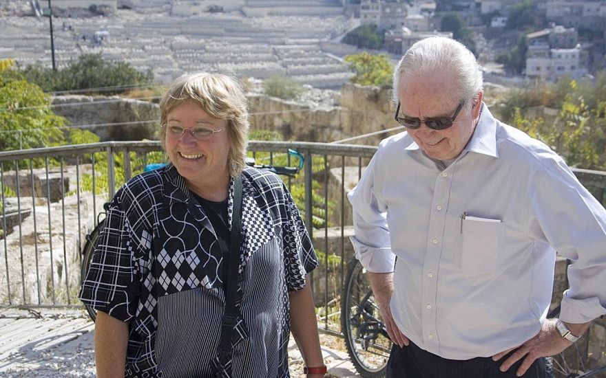 El arqueólogo de la Universidad Hebrea Dr. Eilat Mazar (izquierda) con Gerald Flurry, presidente de la Fundación Cultural Internacional Armstrong, en la excavación de Ophel en Jerusalén.