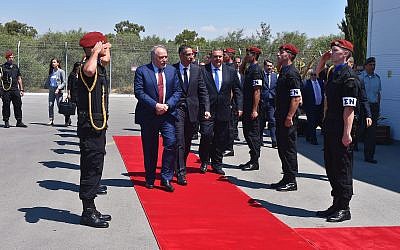 El ministro de Defensa israelí Avigdor Liberman, flanqueado por su colega chipriota Savvas Angelides, en el centro, y el ministro de Defensa griego Panos Kammenos, revisa una guardia de honor en Chipre el 22 de junio de 2018. (Ariel Hermoni / Ministerio de Defensa de Israel)