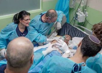 Equipo médico israelí utiliza terapia basada en enzimas para tratar a víctimas de quemaduras por volcán en Guatemala