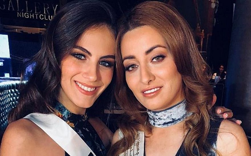 Miss Israel Adar Gandelsman (izquierda) y Miss Iraq Sarah Idan posan para una foto en el concurso Miss Universo en 2017.