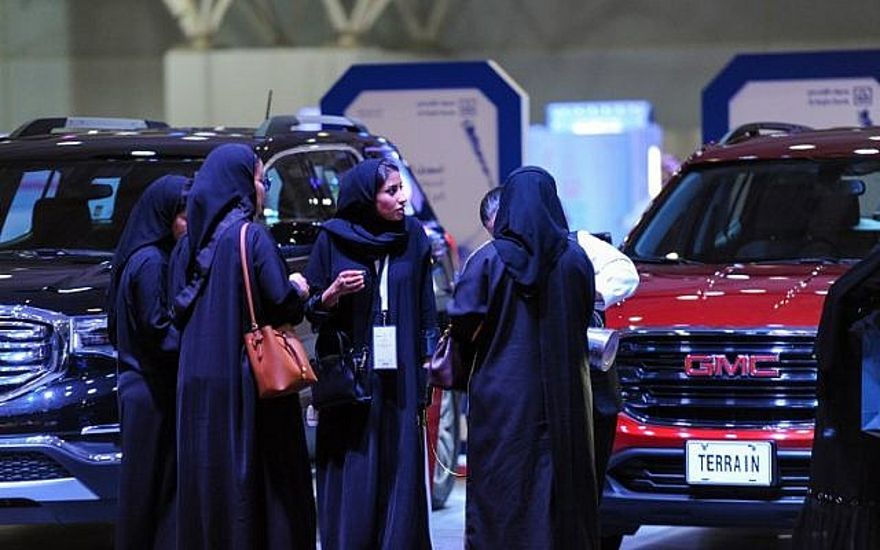 Mujeres sauditas comprueban autos en una exhibición de automóviles para mujeres en la capital saudí de Riad el 13 de mayo de 2018.  En septiembre de 2017, un decreto real anunció el fin de la prohibición de conducir mujeres, la única de este tipo en el mundo, como de junio de 2018. (AFP PHOTO / FAYEZ NURELDINE)