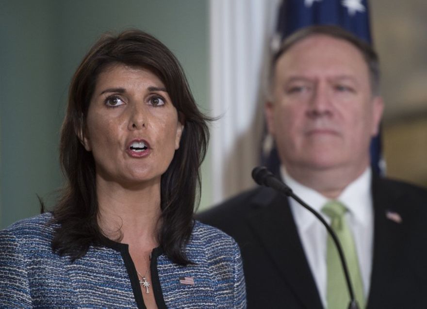 El Secretario de Estado de los EE. UU., Mike Pompeo, observa a la Embajadora de los Estados Unidos ante las Naciones Unidas, Nikki Haley, en el Departamento de Estado de los Estados Unidos en Washington DC el 19 de junio de 2018. (AFP Photo / Andrew Caballero-Reynolds)