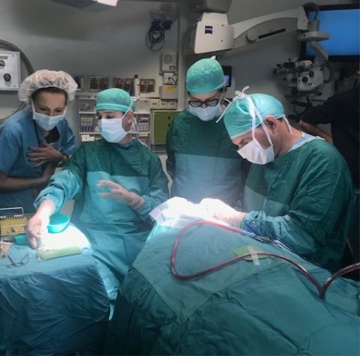 Médicos israelíes durante la operación. (Centro Médico Rabin)