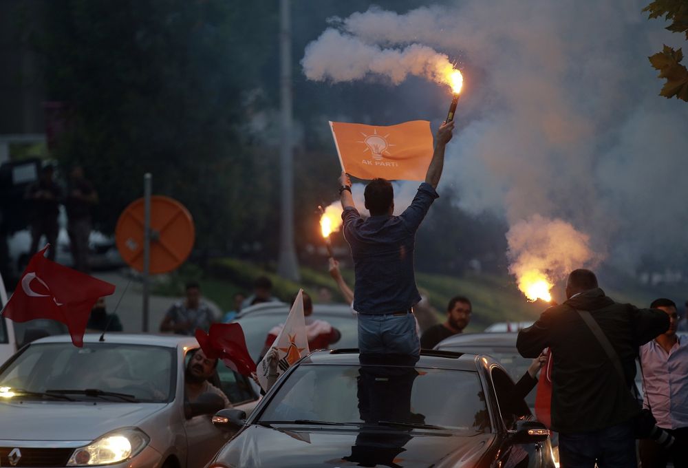 Las celebraciones estallaron en las afueras de la residencia de Erdogan en Estambul y en la sede del AKP en Ankara, con multitudes de simpatizantes con banderas, dijeron corresponsales de la AFP.