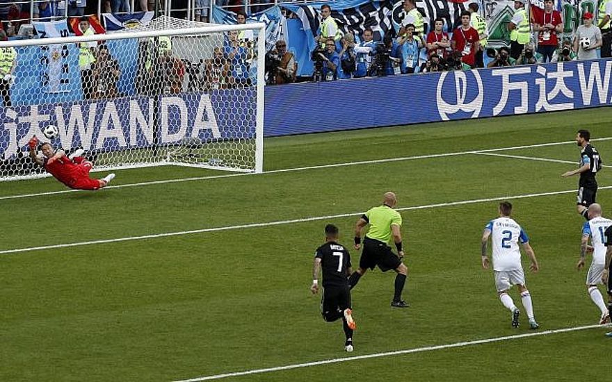 El portero islandés Hannes Halldorsson salva un intento de penalti del argentino Lionel Messi durante el partido del grupo D entre Argentina e Islandia en la Copa Mundial de fútbol 2018 en el Spartak Stadium en Moscú, Rusia, el sábado 16 de junio de 2018. 