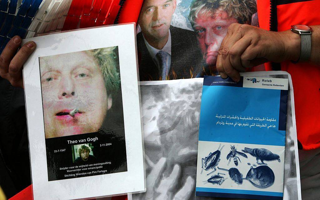 Los manifestantes muestran imágenes del político asesinado Pim Fortuyn, centro superior, y del asesinado cineasta Theo van Gogh, izquierda y superior derecha, frente a la corte en Amsterdam, Holanda, el martes 26 de julio de 2005. Un tribunal holandés sentenció a Mohammed Bouyeri, de 27 años a cadena perpetua, dictando la sentencia más dura posible por un asesinato que aturdió al país. (Foto AP / Evert Elzinga)