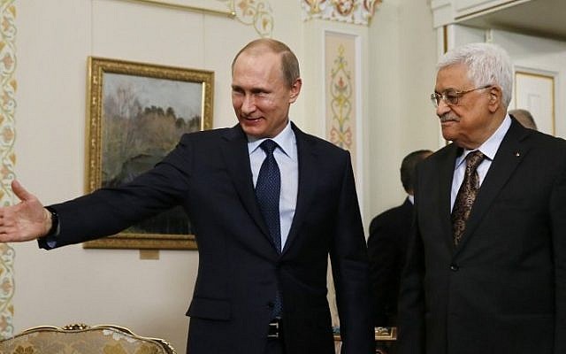 El presidente ruso, Vladimir Putin, a la izquierda, muestra el camino a su homólogo palestino, Mahmoud Abbas, durante su reunión en la residencia Novo-Ogaryovo, en las afueras de Moscú, el 13 de abril de 2015. (AFP / Sergei Ilnitsky, Pool)