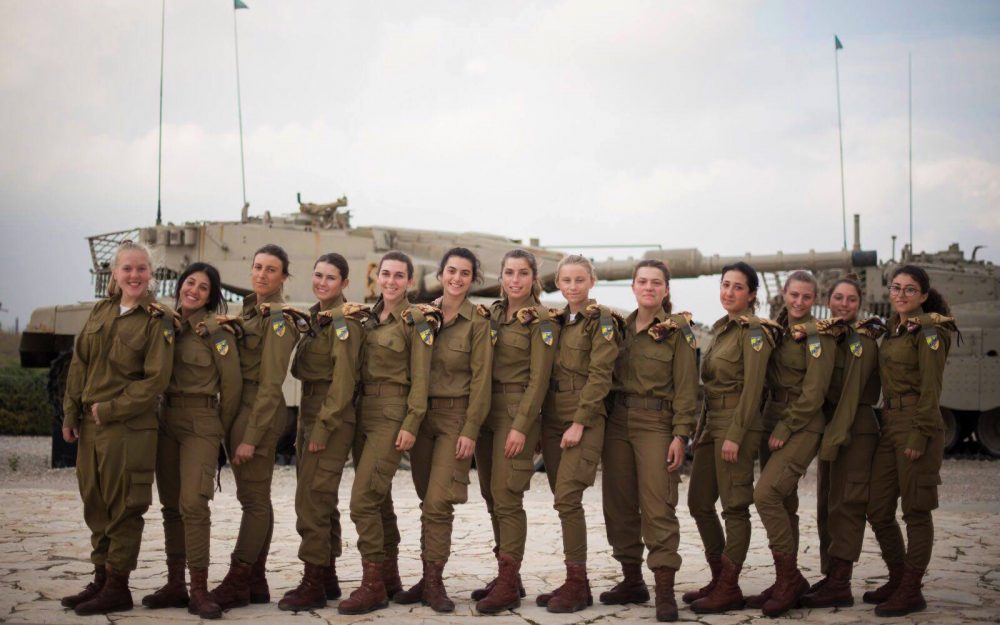 Las 13 primeras operadoras de tanques femeninas de Israel, que completaron su entrenamiento el 5 de diciembre de 2017, posan para una fotografía en el monumento del Cuerpo Blindado en Latrun, en las afueras de Jerusalén. (Fuerzas de Defensa de Israel)