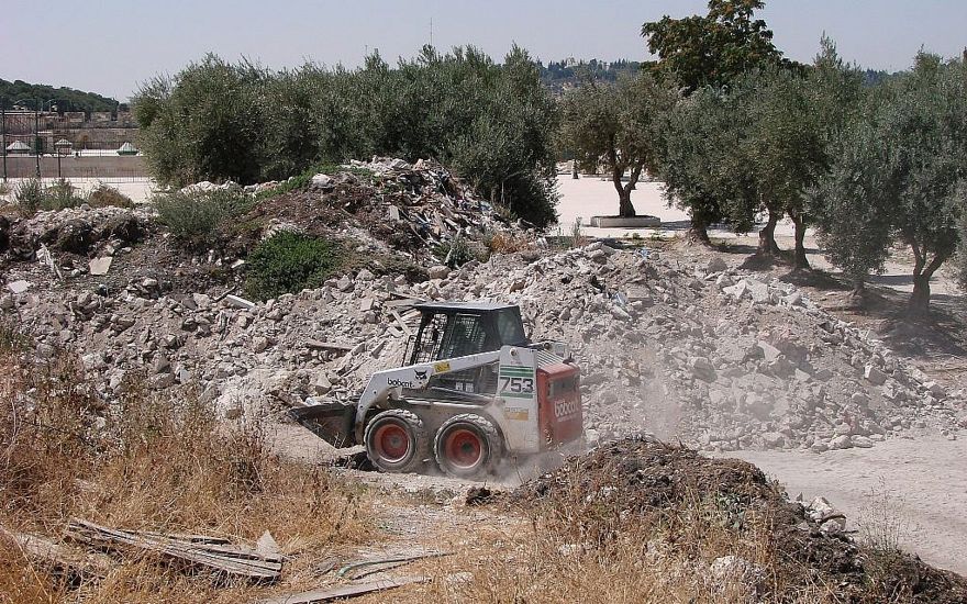 Un cargador frontal Bobcat mueve la tierra en el Monte del Templo en julio de 2011. (Zachi Dvira)