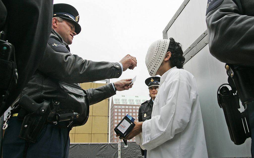 El pariente no identificado de un sospechoso muestra su identificación en la corte para la tercera audiencia preliminar del grupo Hofstad en Rotterdam, Países Bajos, el miércoles 27 de julio de 2005. (AP Photo / Fred Ernst)