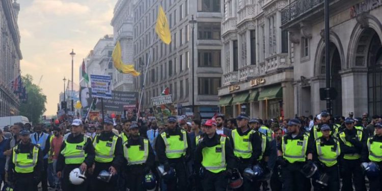 Día de Al Quds: importante abogado bloquea la marcha terrorista pro-Hezbolá en su silla de ruedas