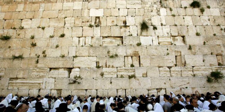 Modelo belga provoca ira con una foto desnuda con vistas al Muro Occidental