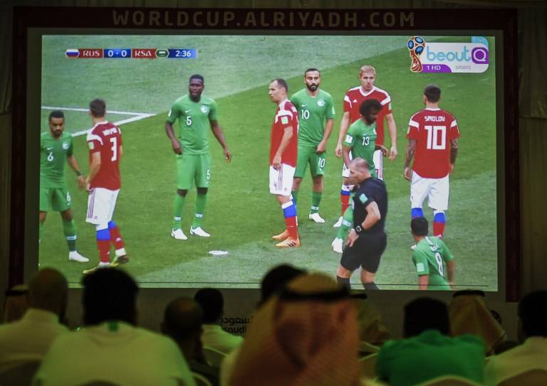 Los fanáticos del fútbol saudita ven el partido de fútbol del Grupo A de la Copa Mundial Rusia 2018 entre Rusia y Arabia Saudita en una carpa de hinchas en la capital, Riad, el 14 de junio de 2018. (AFP / Fayez Nureldine)