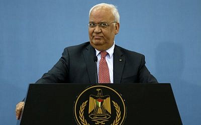 Saeb Erekat, secretario general de la Organización de Liberación de Palestina, habla con los periodistas durante una conferencia de prensa tras reunirse con diplomáticos y dignatarios extranjeros en la ciudad cisjordana de Ramallah el 28 de febrero de 2018. (AFP photo / Abbas Momani)