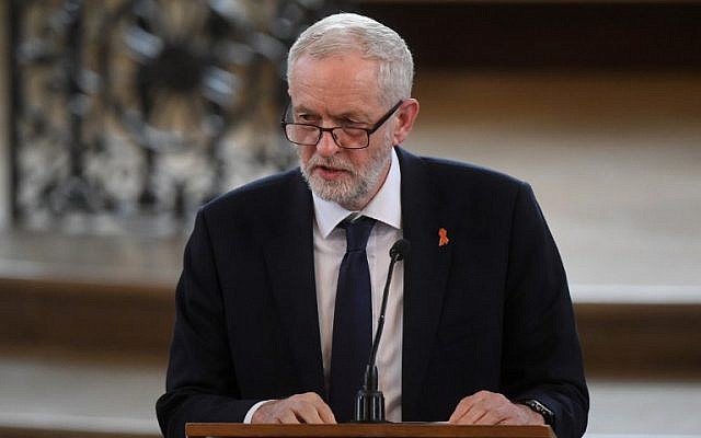 El líder del Partido Laborista de oposición, Jeremy Corbyn, habla durante un servicio conmemorativo en St Martin-in-the-Fields en Trafalgar Square en Londres, el 23 de abril de 2018, para conmemorar el 25 aniversario del asesinato de Stephen Lawrence. (AFP PHOTO / POOL / Victoria Jones)