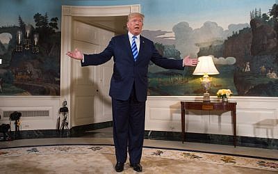 El presidente de los Estados Unidos, Donald Trump, habla con la prensa después de anunciar su decisión de retirarse del acuerdo nuclear con Irán durante un discurso pronunciado en la Sala de Recepción Diplomática de la Casa Blanca el 8 de mayo de 2018. (AFP Photo / Saul Loeb)