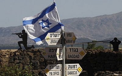 Se ve una bandera israelí en el Monte Bental en los Altos del Golán el 10 de mayo de 2018. (AFP / Jalaa Marey)