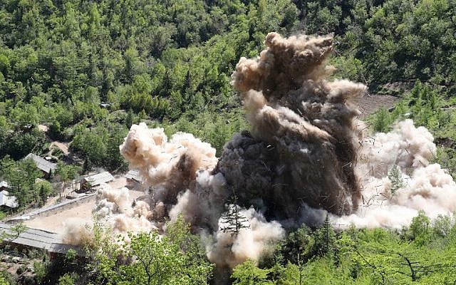 Una foto tomada el 24 de mayo de 2018 muestra una vista general de una nube de polvo que rodea el área cerca de la entrada a un túnel en la instalación de pruebas nucleares Punggye-ri de Corea del Norte, durante una 'ceremonia' de demolición. (AFP / Dong-A Iibo / News1)