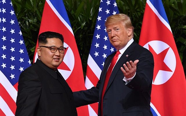 El presidente de EE. UU. Donald Trump (R) hace un gesto al reunirse con el líder norcoreano Kim Jong Un (L) al comienzo de su histórica cumbre entre EE. UU. Y Corea del Norte, en el Hotel Capella en la isla Sentosa en Singapur el 12 de junio de 2018. (AFP FOTO / SAUL LOEB)