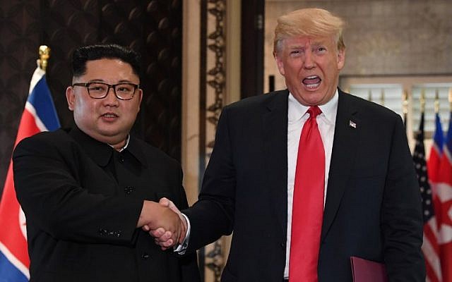 El presidente estadounidense Donald Trump (R) y el líder norcoreano Kim Jong Un se dan la mano tras una ceremonia de firma durante su histórica cumbre EEUU-Corea del Norte, en el Hotel Capella en la isla Sentosa en Singapur el 12 de junio de 2018. (AFP PHOTO / SAUL LOEB )